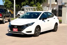 Nissan Versa sense 2023 blanco full