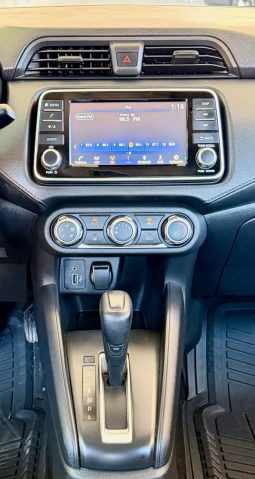 Nissan Versa sense 2023 blanco full