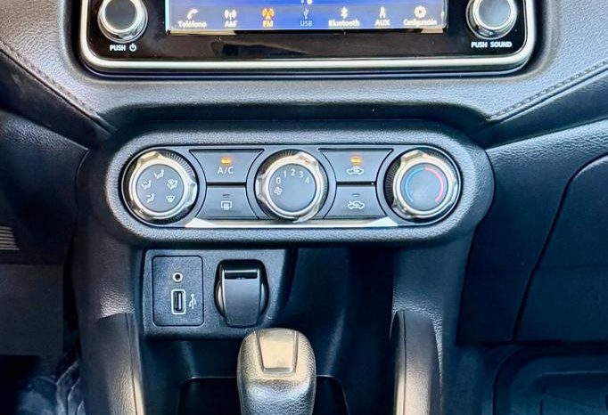 Nissan Versa sense 2023 blanco full