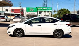 Nissan Versa sense 2023 blanco full