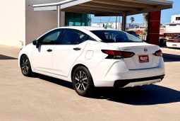 Nissan Versa sense 2023 blanco full