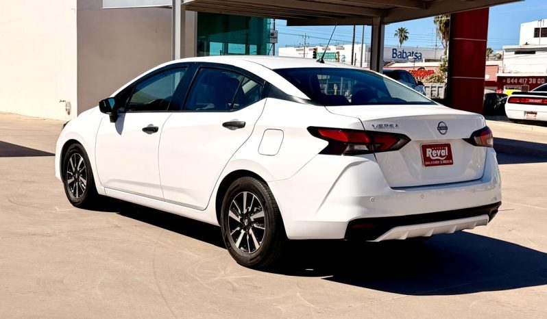 Nissan Versa sense 2023 blanco full