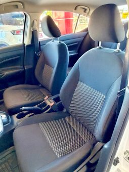 Nissan Versa sense 2023 blanco full
